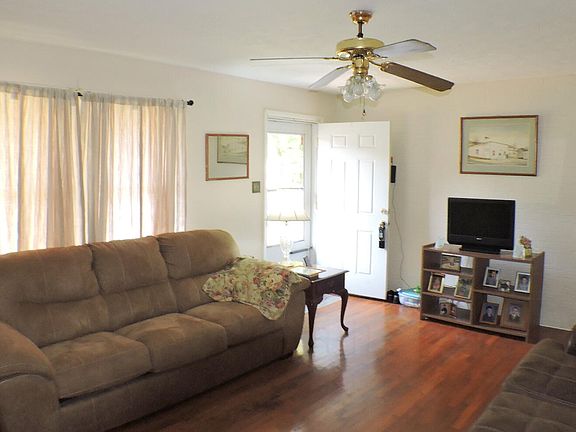 4th image of 300 Ashgrove Dr