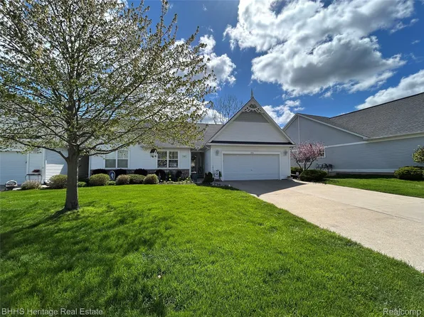 326 Victoria Park Dr #38, Howell, MI 48843