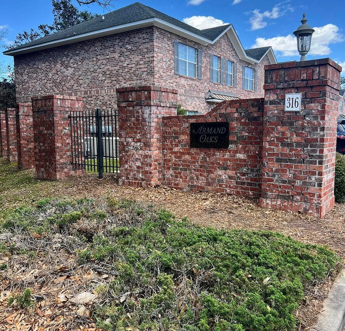 3 bed, 2.5 bath, 1500 sqft, $1,650 — Photo 2