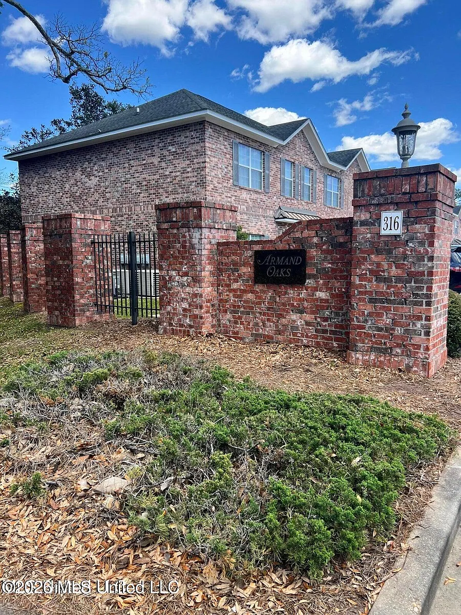 Building Photo - 111 Armand Oaks