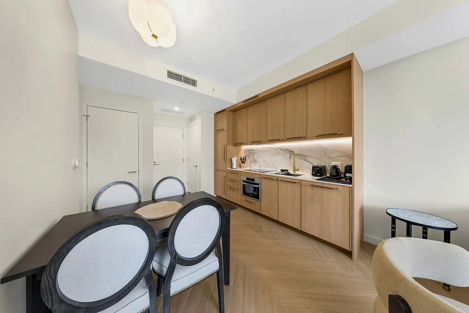 1 bed, 1.0 bath, 635 sqft, $6,932 — Photo 4