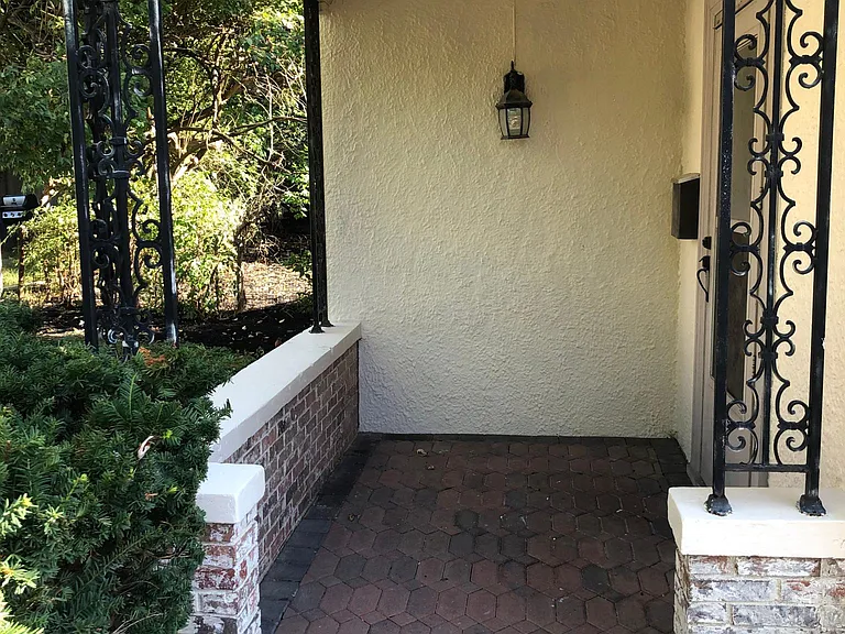 1890 Riverside Dr — Photo 22