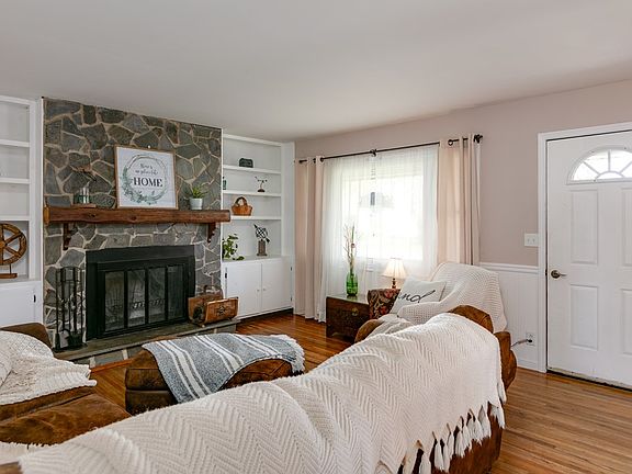 5th image of 325 Marshall St