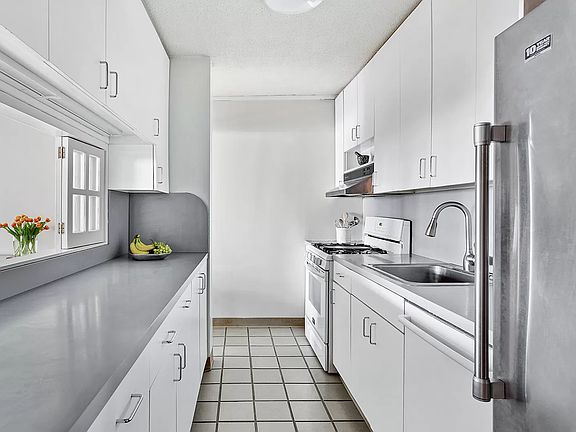 4th image of 531 Main St APT 303