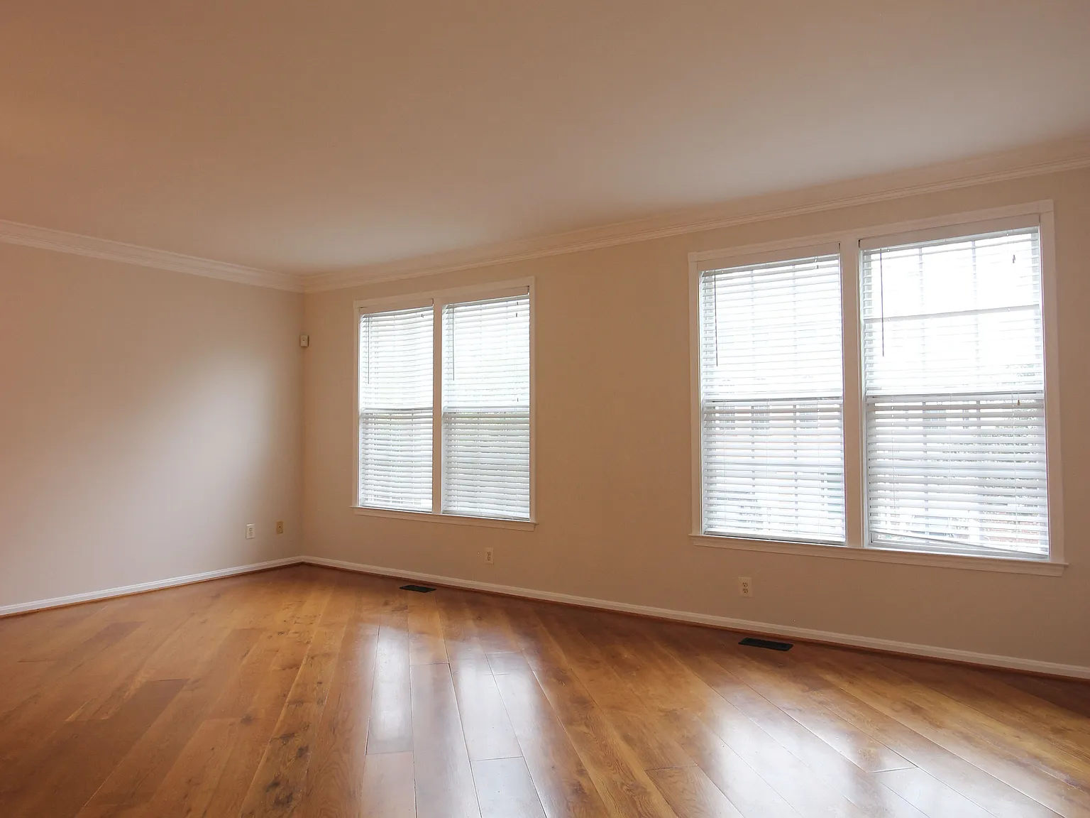 4 bed, 3.5 bath, 2752 sqft, $3,500 — Photo 2