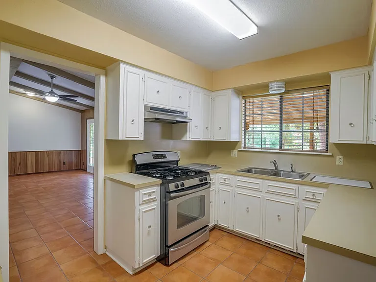 506 E Palm Valley Blvd — Photo 3