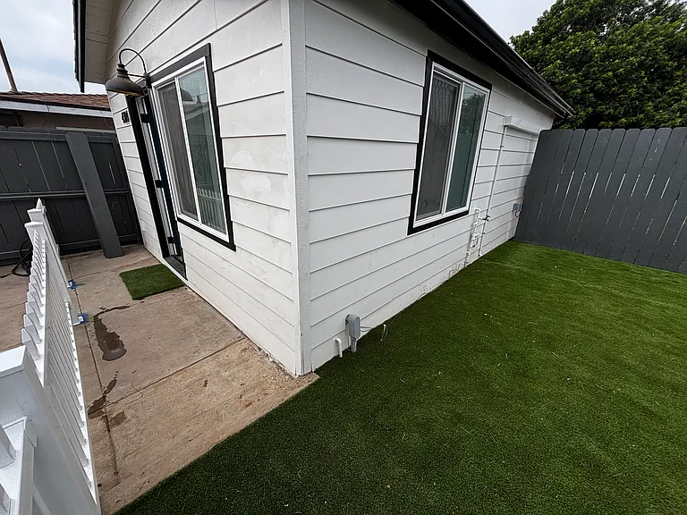 4302 Laurel St — Photo 1