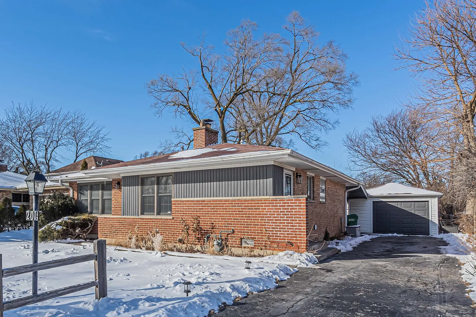 201 E Manchester Dr photo 1