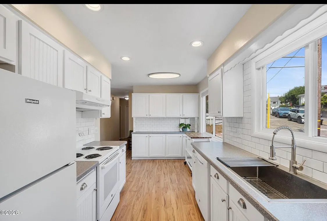 4 bed, 2392 sqft, $4,000 — Photo 2