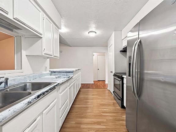 4th image of 10431 Towne Oak Ln