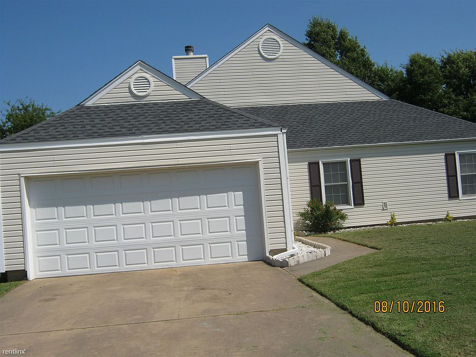 Very well kept house with nice curb appeal