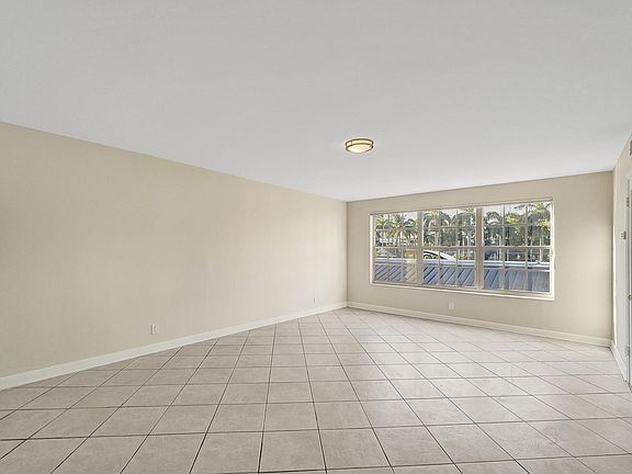 4th image of 2420 SE Seventeen Street Cswy #201C