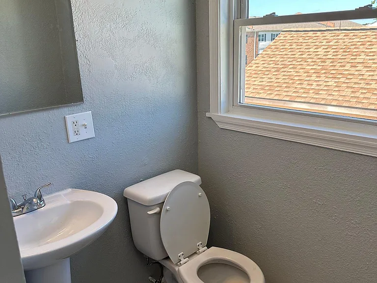 1605 Hedgerow Dr — Photo 8
