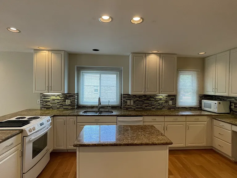 517 Essex Dr — Photo 15