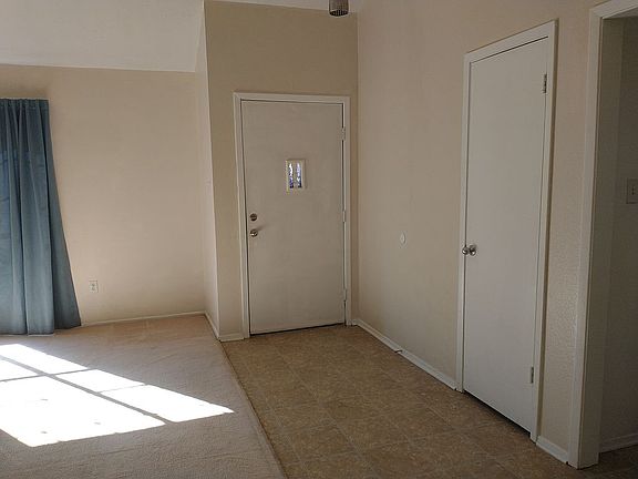 LvgRm front door/entry area