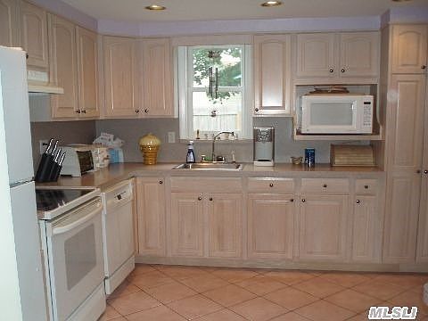 3rd image of 19 Silver Pine Dr