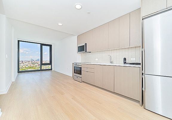 3rd image of 46 6th Ave #14