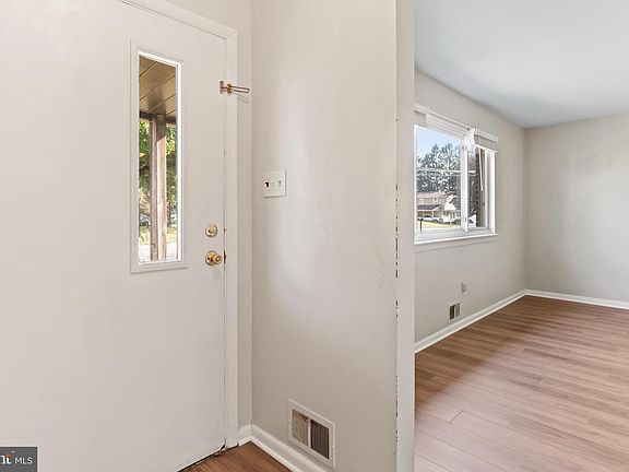 3rd image of 11 Dulles Dr W