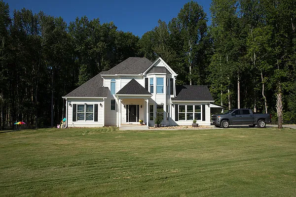 4 bed, 2.5 bath, 2700 sqft, $4,900 — Photo 2