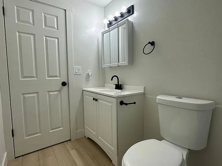 1801 W Parkway Blvd — Photo 24
