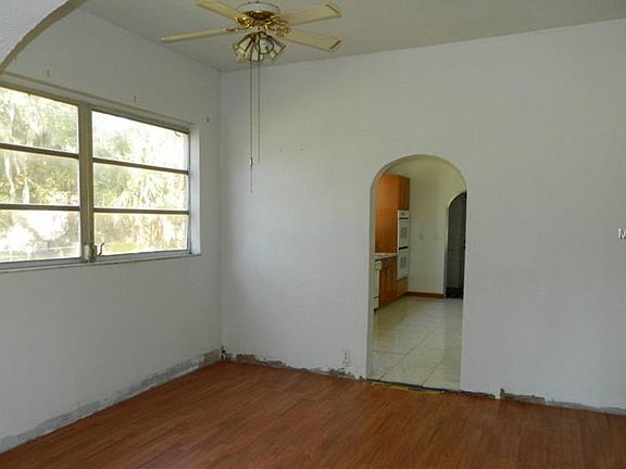 4th image of 320 Columbia Dr