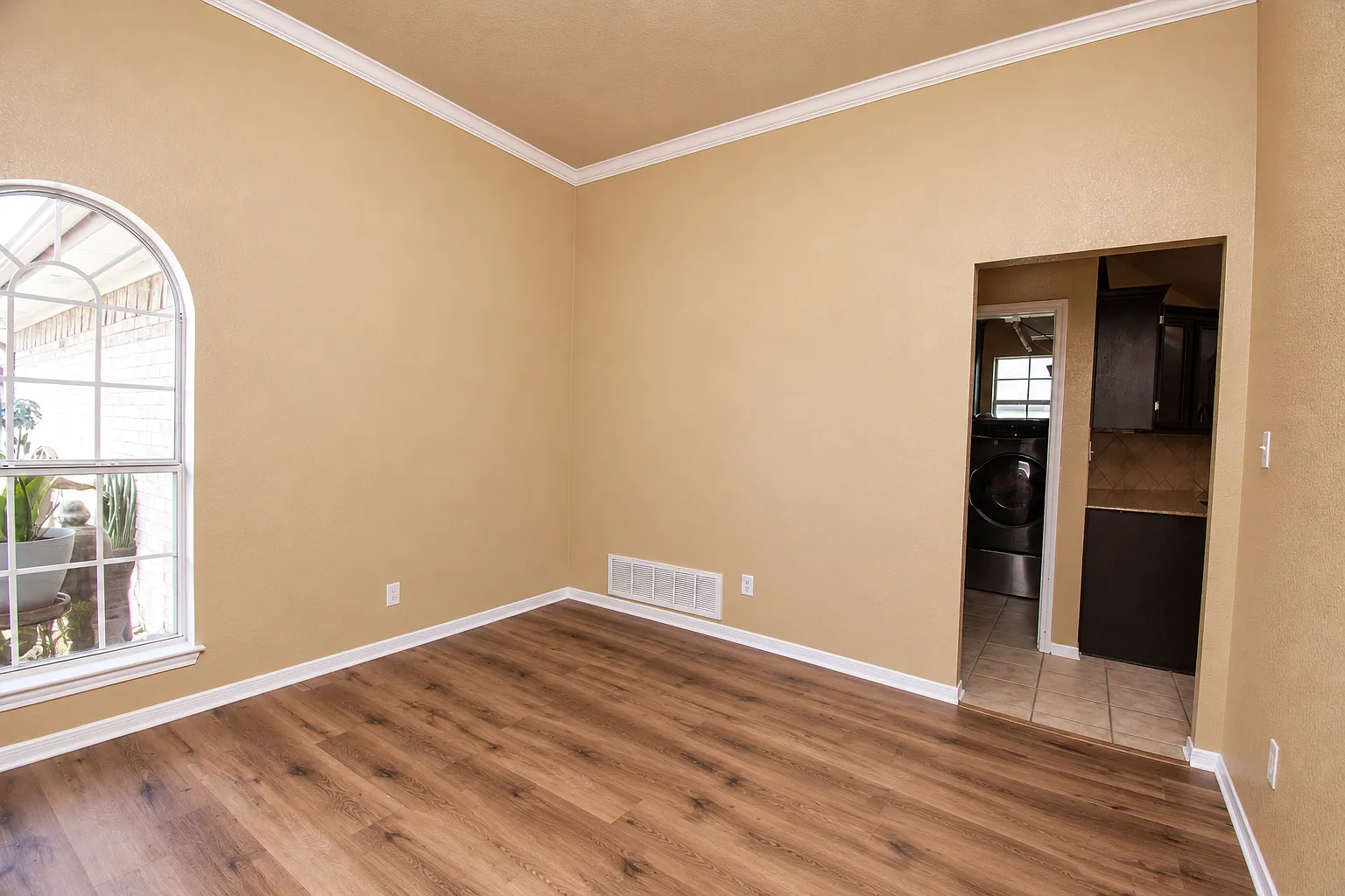 4 bed, 2.0 bath, 2156 sqft, $1,900 — Photo 3