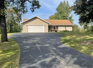 W7990 Jonathan Dr, Pardeeville, WI 53954