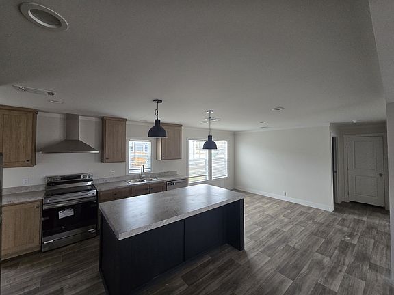 4th image of 413 Pineland Ave #243