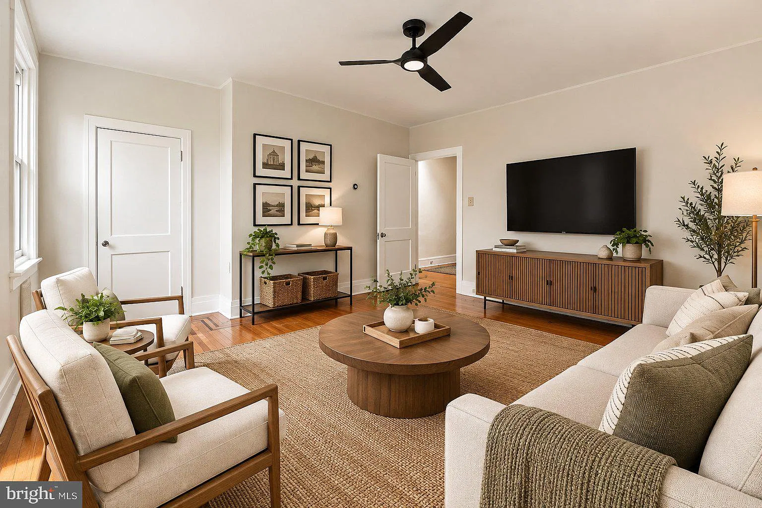 2 bed, 1.0 bath, 1690 sqft, $2,400 — Photo 3