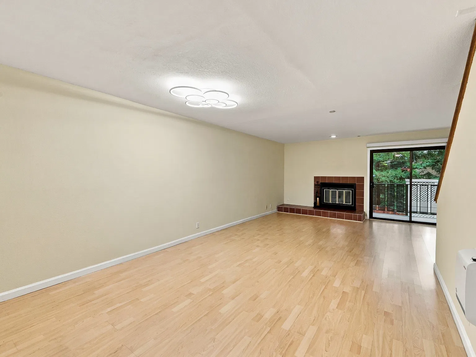 2 bed, 2.5 bath, 1224 sqft, $5,000 — Photo 3