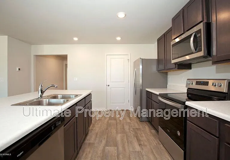 585 Draymore Dr NE — Photo 4