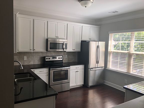 Beautiful kitchen off the foyer. Great layout with lots of counter top space, tall upper cabinets for good storage.