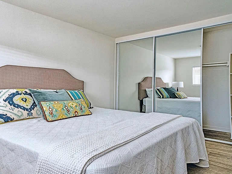 570 N Los Robles Ave — Photo 24