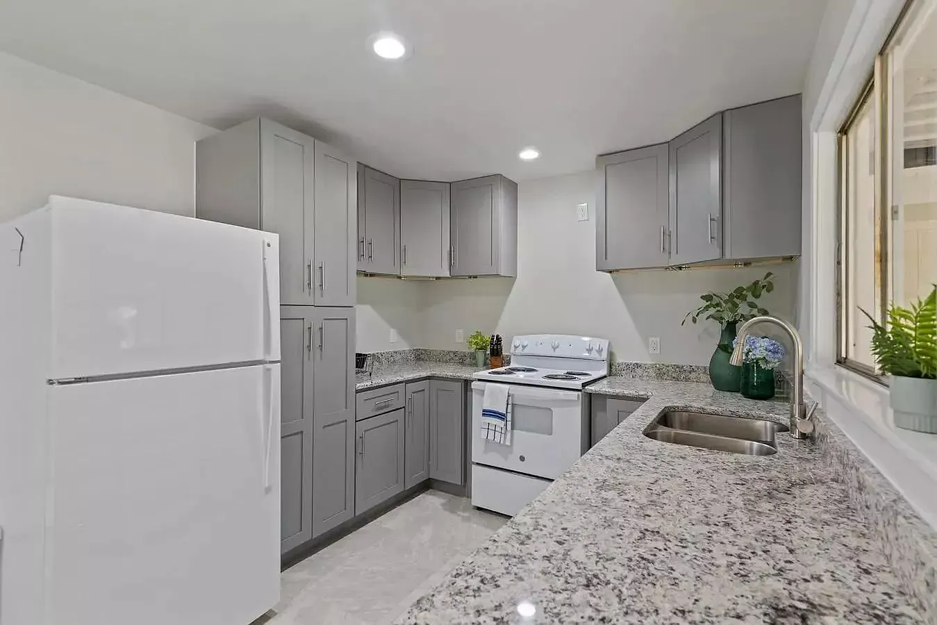 4 bed, 3.0 bath, 2056 sqft, $815 — Photo 1