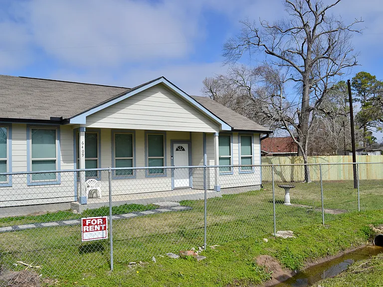 6409 Carver Rd — Photo 3
