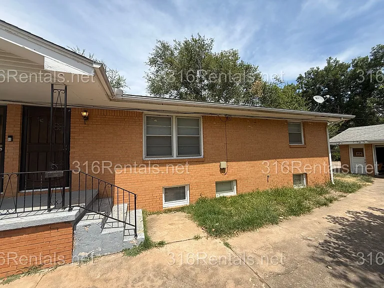 1718-1720 S Mosley Ave — Photo 2