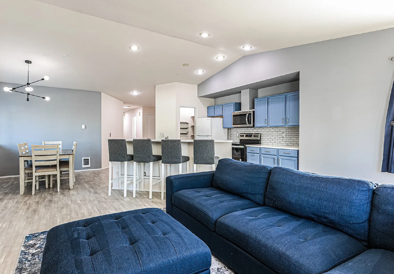 Top-Floor 3 Bed/2 Bath Condo with Silver Lake Views ! Available NOW for RENT — Photo 1