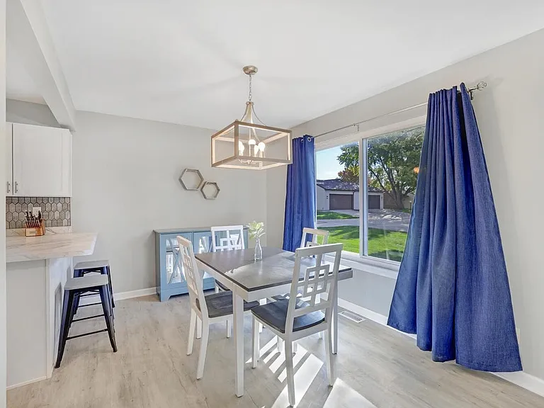 1115 Laura Dr — Photo 1