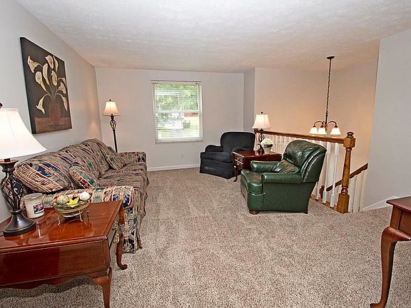 3rd image of 6 Wheatfield Dr