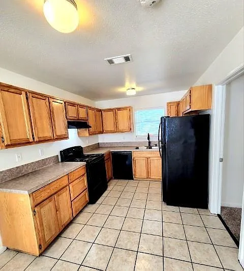 3 bed, 3.0 bath, 3688 sqft, $2,000 — Photo 3