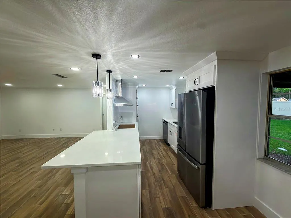 3 bed, 2.0 bath, 1432 sqft, $2,300 — Photo 4