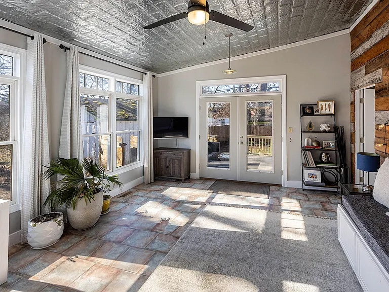 2917 Bellevue St — Photo 13