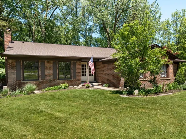 125 Lonesome Oak Dr, Rochester, MI 48306