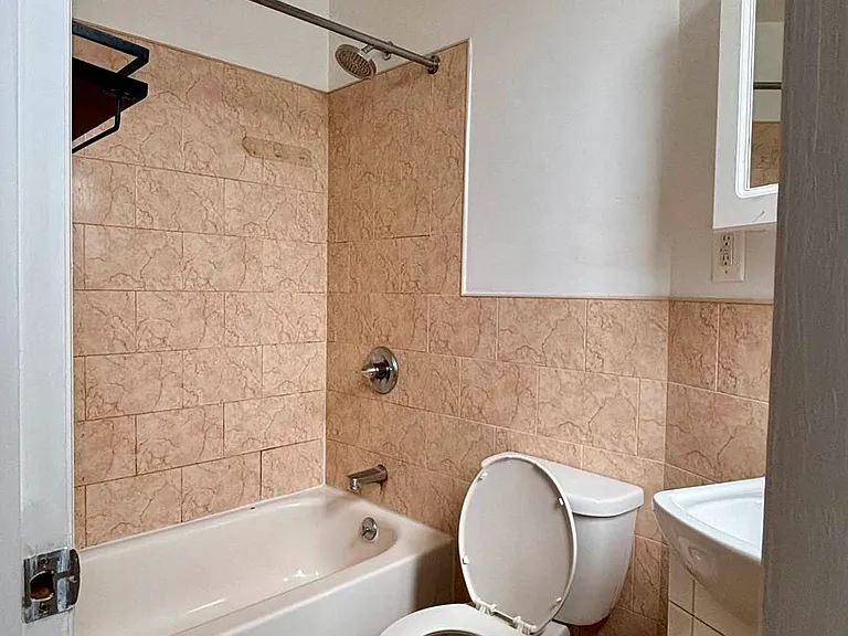 218 21st St #3-R — Photo 6