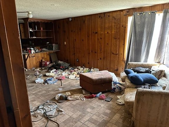 4th image of 906 Childress St