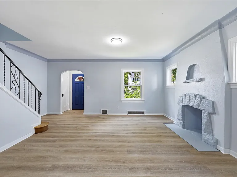 2433 Georgetown Ave — Photo 5