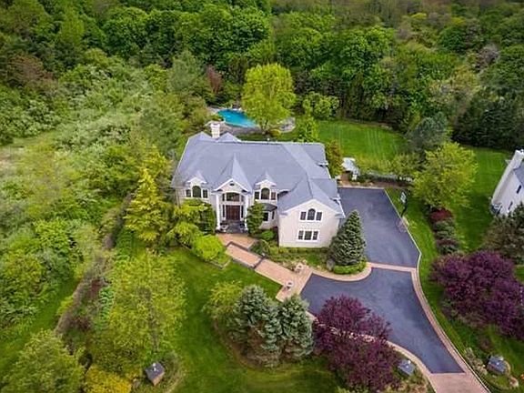 3rd image of 24 Woodbury Farms Dr