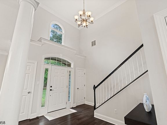 5th image of 7 Harmony Ct