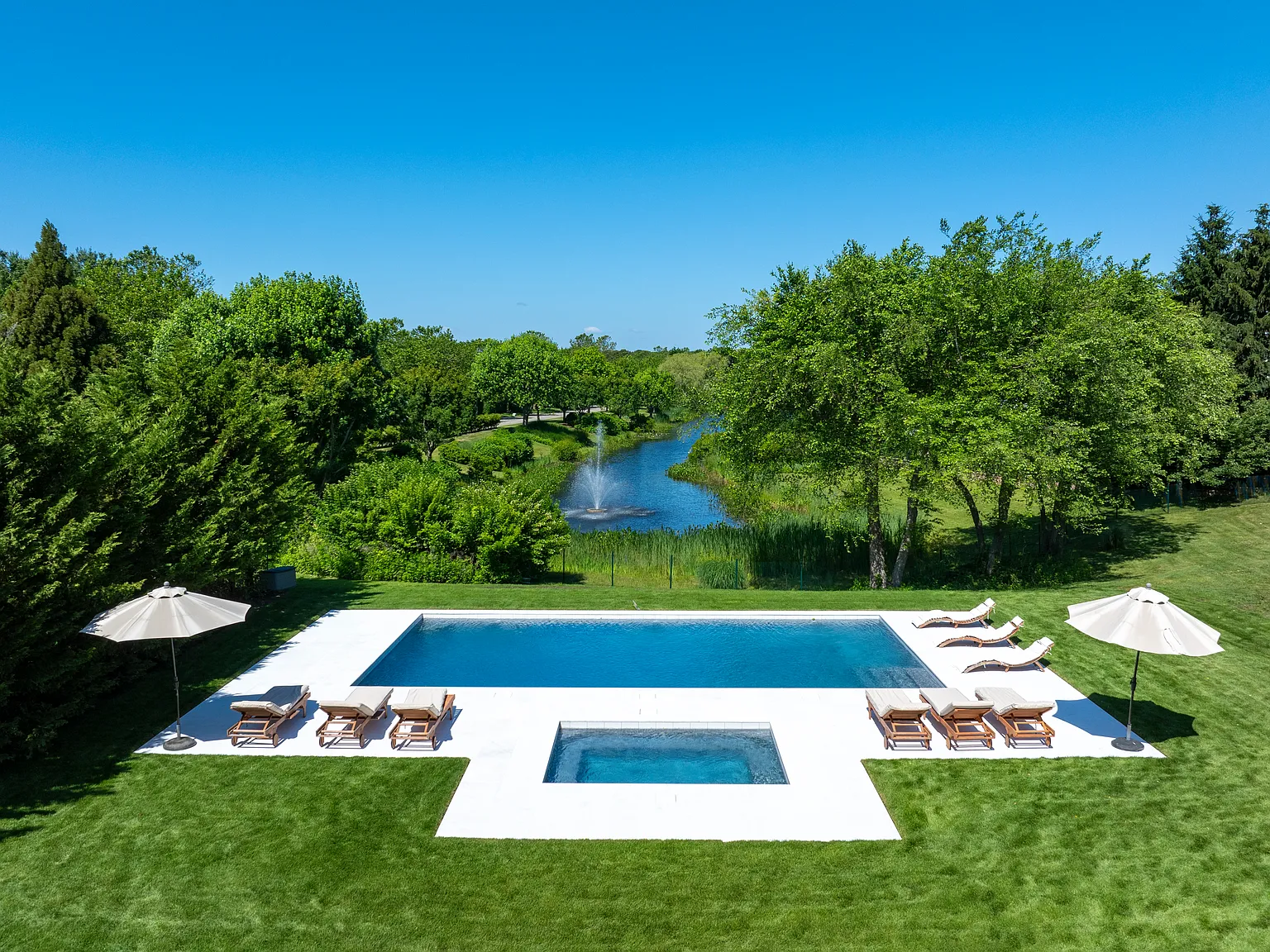 Exquisite Southampton Estate in Exclusive Parrish Pond Enclave — Photo 4