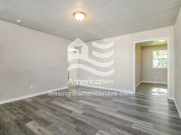 1360726_002_living_room_3.jpg